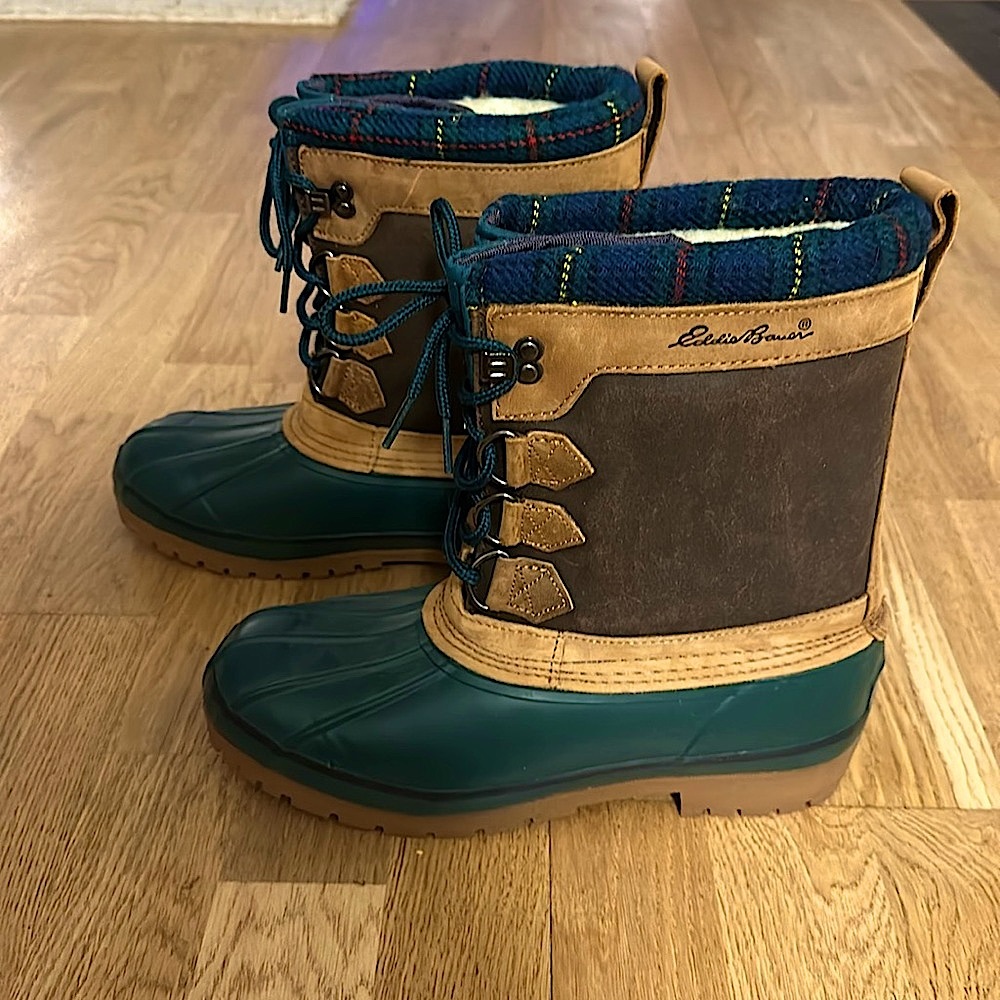 Eddie Bauer snow boots in women’s size 10